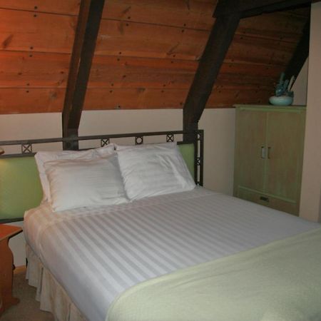 Cabins On Strawberry Hill Hotel Pine Exterior photo