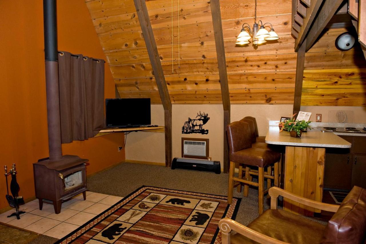 Cabins On Strawberry Hill Hotel Pine Exterior photo