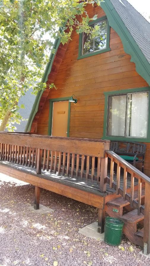 Cabins On Strawberry Hill Hotel Pine Exterior photo